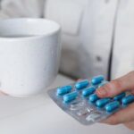 Prendere-farmaco-Foto-di-Polina-Tankilevitch-da-Pexels-MobilitàSostenibile
