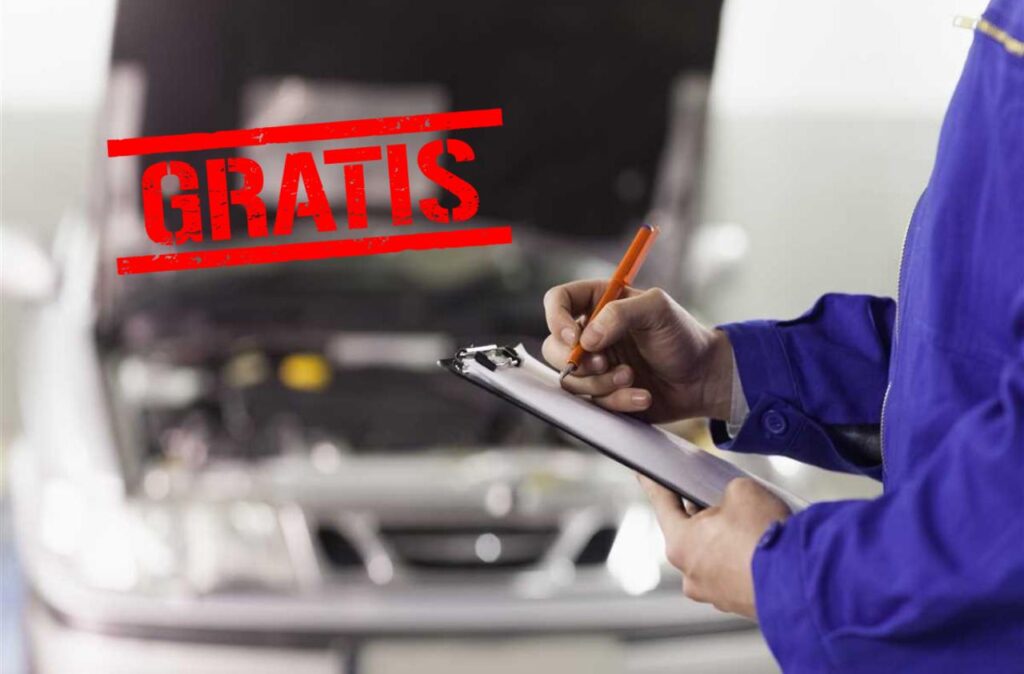 Meccanico che effettua una revisione auto
