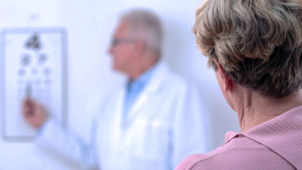 Uomo che effettua una visita oculistica per il rinnovo della patente