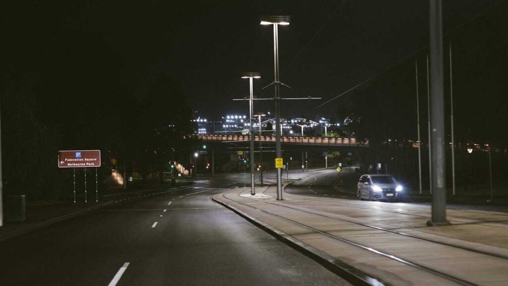 Strada-vuota-di-notte-Foto-di-Kevin-Hy-da-Pexels-MobilitàSostenibile