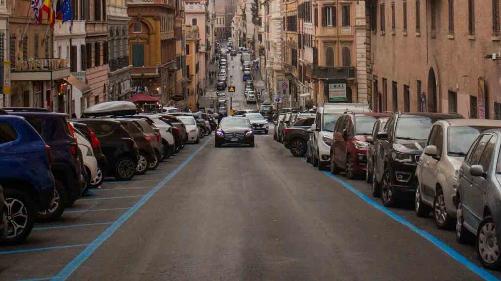Strisce-blu-Foto-di-Ahmet-Eymen-Aktaş-da-Pexels-MobilitàSostenibile.it