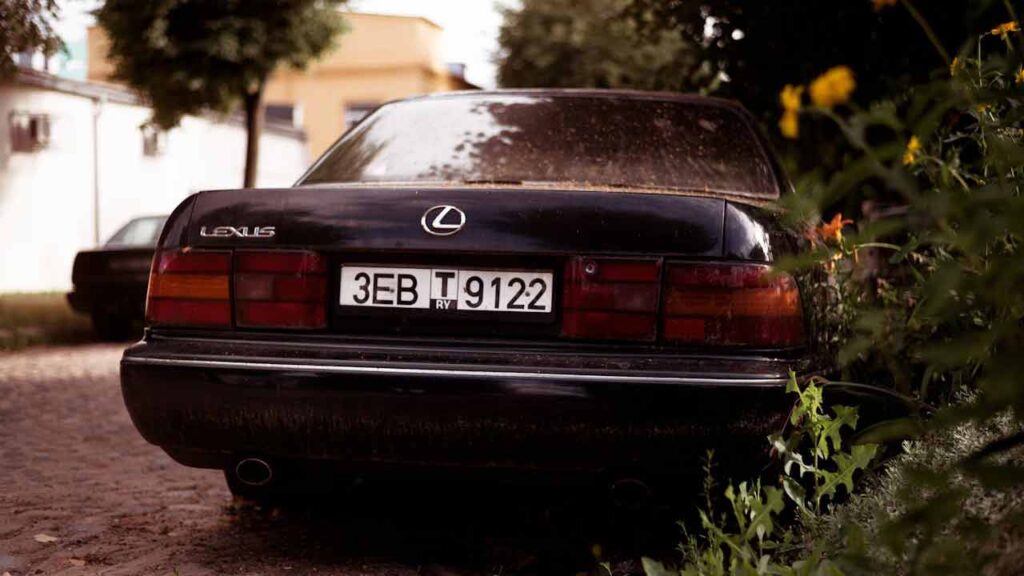 Targa-auto-Foto-di-Vitali-Adutskevich-da-Pexels-MobilitàSostenibile