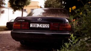 Targa-auto-Foto-di-Vitali-Adutskevich-da-Pexels-MobilitàSostenibile