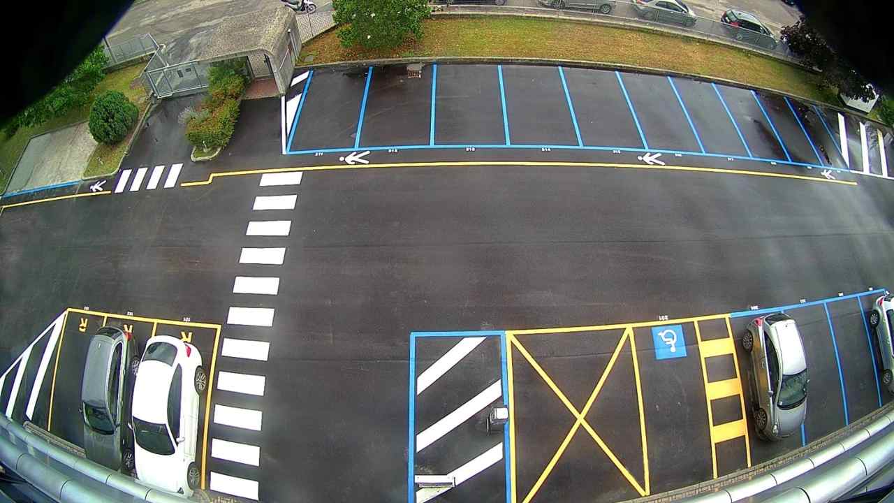 Parcheggio visto dall'alto da una telecamera