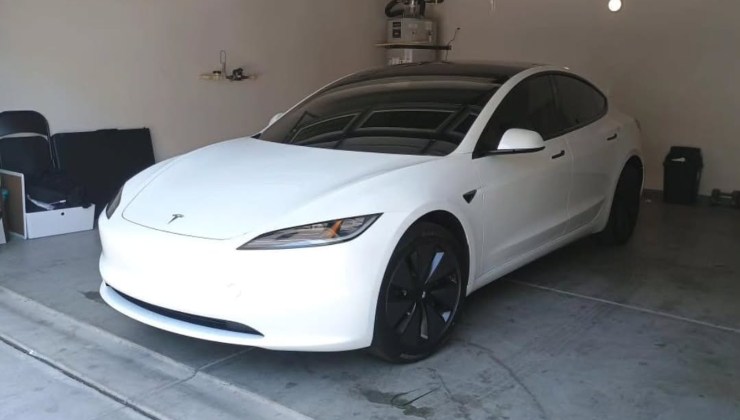 Tesla Model 3 parcheggiata