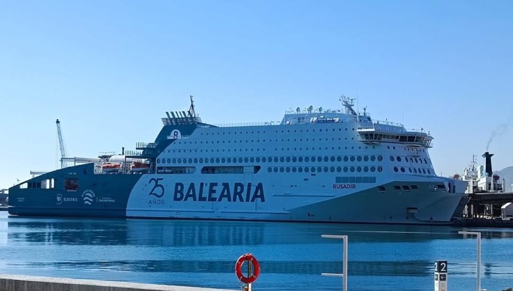 Traghetto Balearia in porto