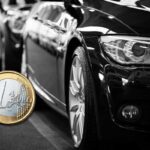 Auto parcheggiata e moneta da 1€