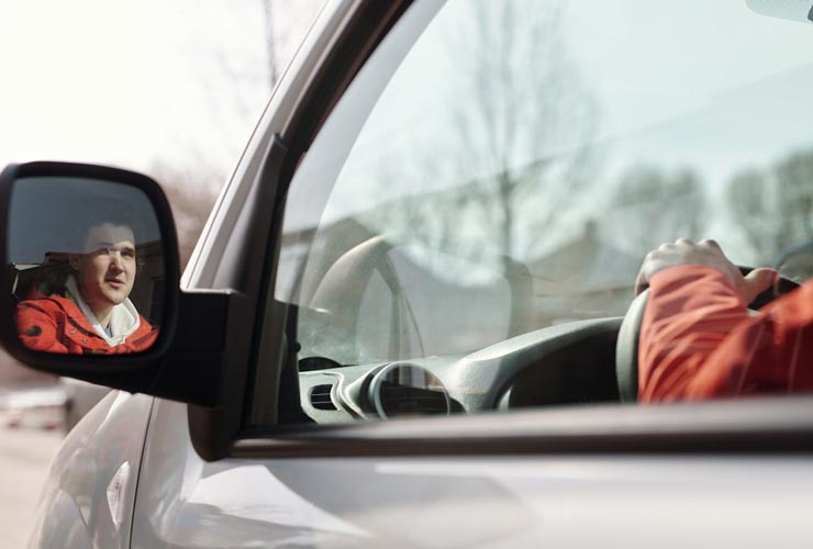 Uomo-in-auto-Foto-di-Norma-Mortenson-da-Pexels-MobilitàSostenibile