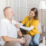 Visita-medica-uomo-anziano-Foto-di-Antoni-Shkraba-Studio-da-Pexels-MobilitàSostenibile.it