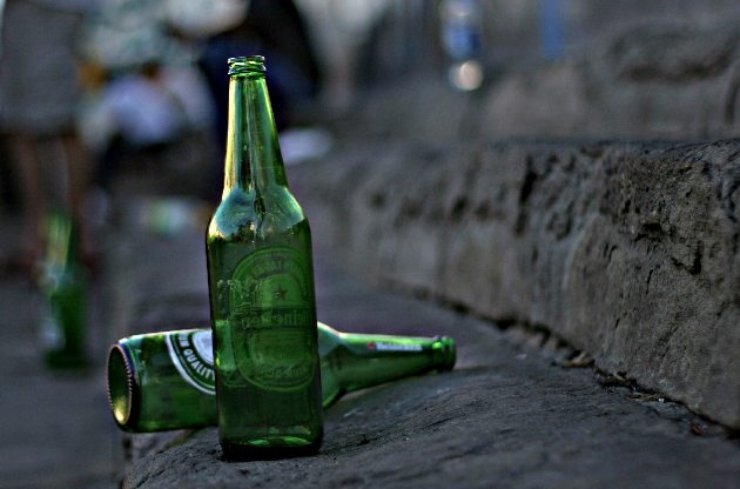 Birra appoggiata su uno scalino