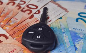 chiave auto sopra a banconote euro