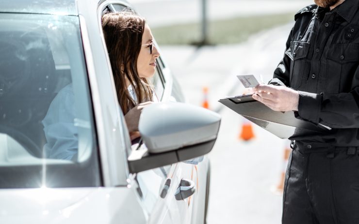 Posto di blocco, vigile e conducente affacciata dal finestrino