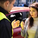 Donna che guarda il vigile che vuole sottoporla ad alcol test
