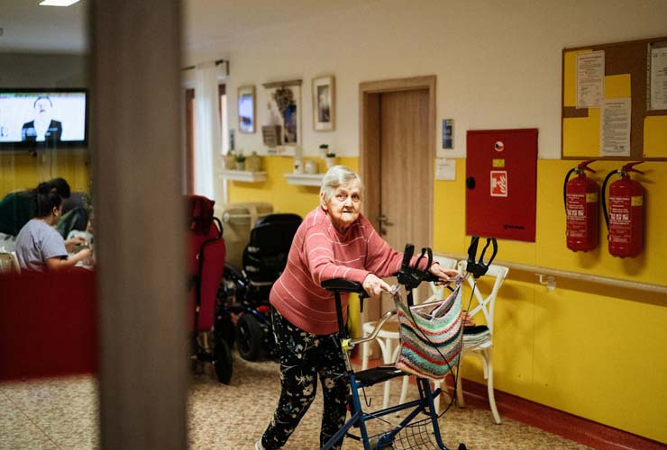 Anziana-con-problemi-di-mobilità-Foto-di-Jsme--MILA-da-Pexels-MobilitàSostenibile