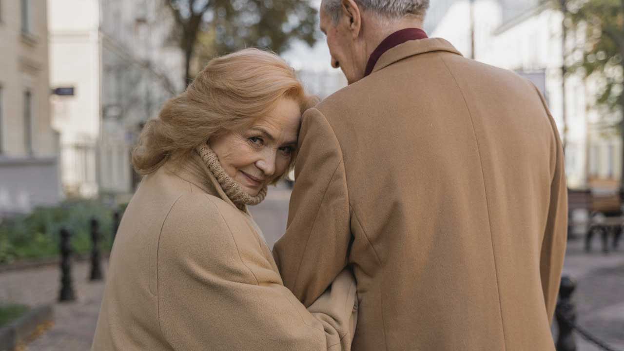 Anziani-che-passeggiano-Foto-di-Tima-Miroshnichenko-da-Pexels-MobilitàSostenibile