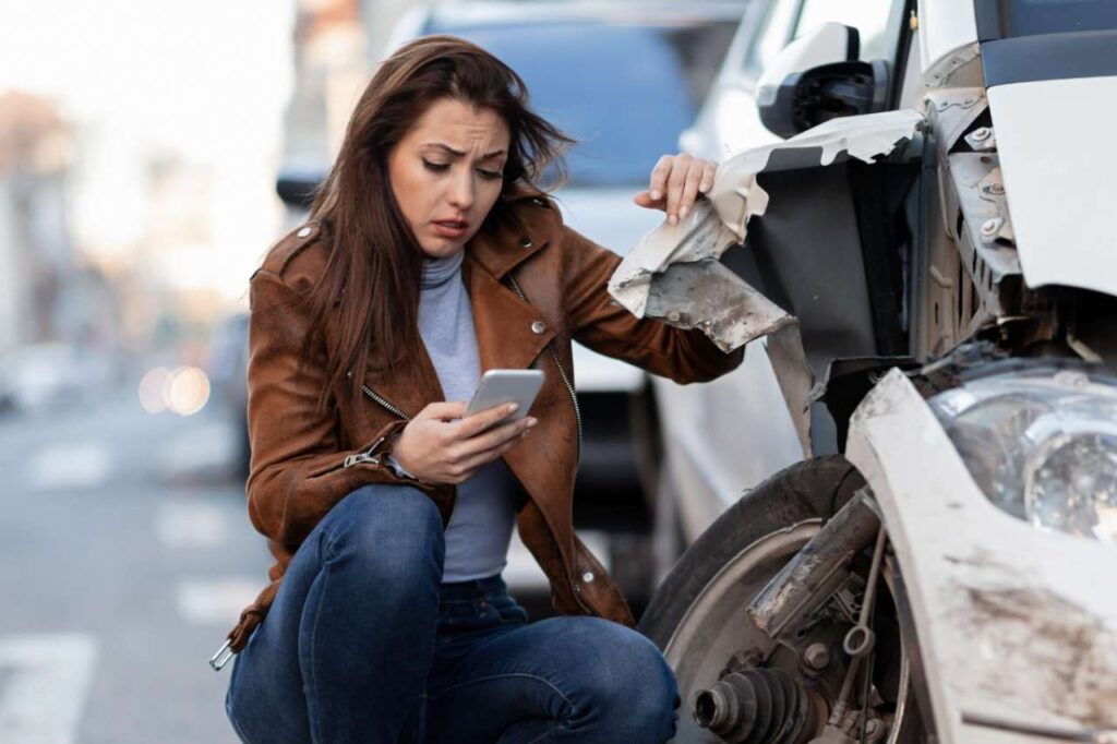 Ragazza che contatta l'assicurazione dopo aver fatto un incidente con la sua auto