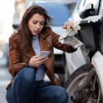 Ragazza che contatta l'assicurazione dopo aver fatto un incidente con la sua auto