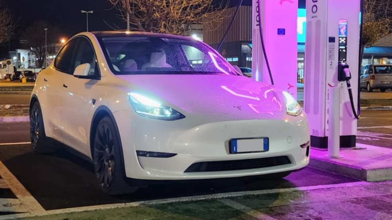 Auto Tesla in carica
