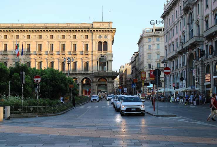 Auto-a-Milano-Foto-di-Earth-Photart-da-Pexels-MobilitàSostenibile.it