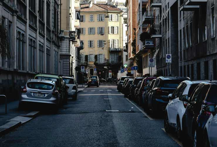 Auto-a-Milano-Foto-di-Eva-Bronzini-da-Pexels-MobilitàSostenibile.it