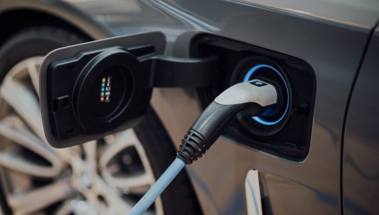 Auto elettrica in carica