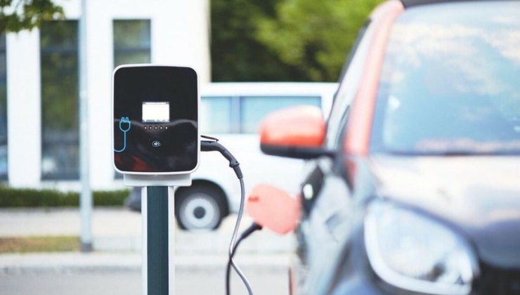 Auto elettrica in carica