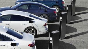 Auto elettriche in carica