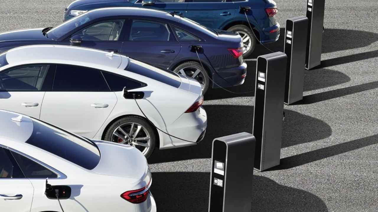 Il Governo cinese cambia tutto: stop ai finanziamenti per le auto elettriche e ibride | Addio sussidi statali