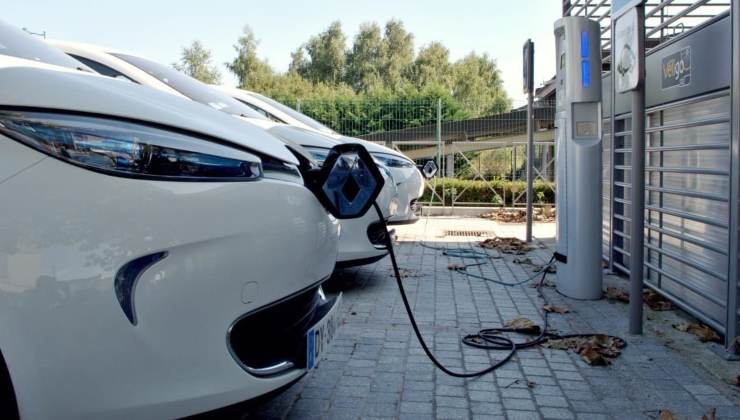 Auto elettriche in carica
