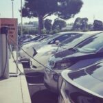 Auto elettriche in carica