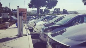 Auto elettriche in carica