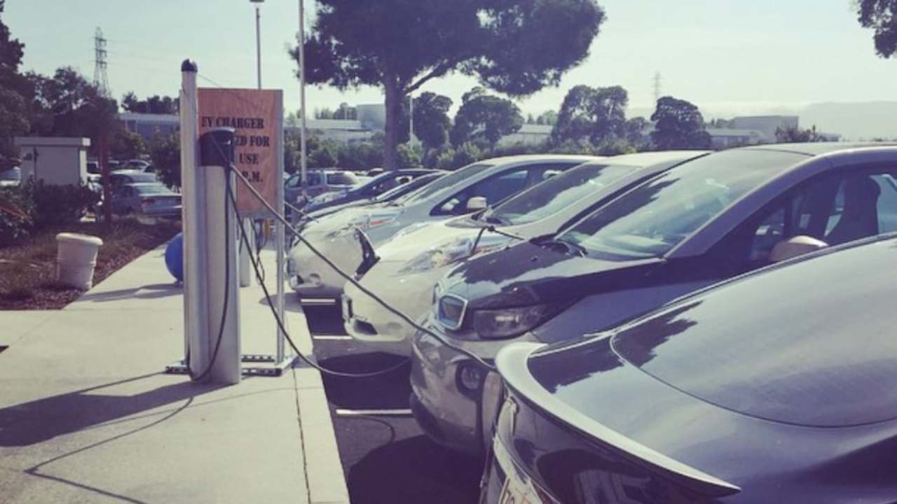 Auto elettriche in carica