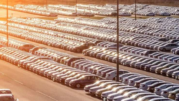 Auto nuove parcheggiate