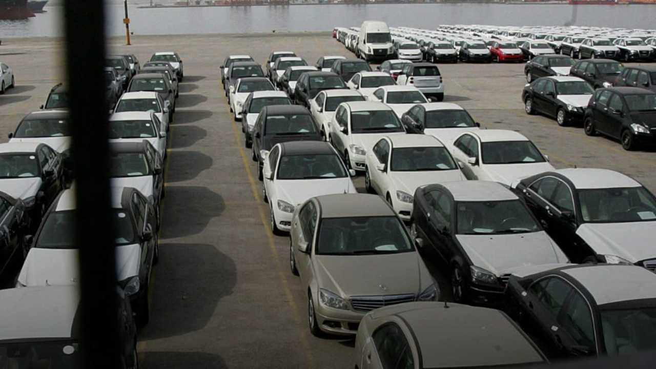 Incentivi auto elettriche, boom di richieste in Italia: fondi esauriti in poche ore | I dati ufficiali