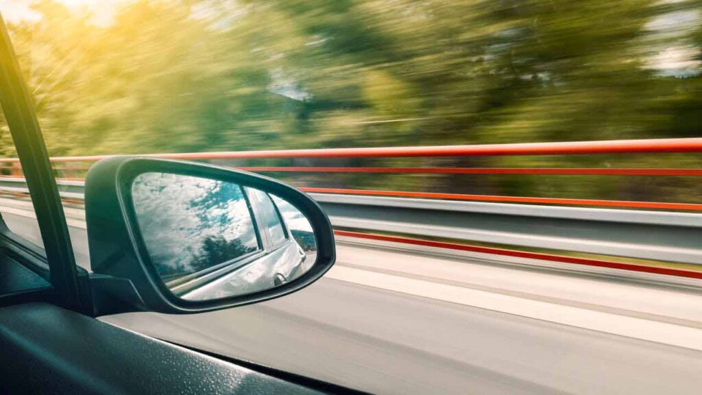 Auto-veloce-Foto-di-JESHOOTS-da-Pexels-MobilitàSostenibile