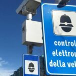 Cartello autovelox e telecamera