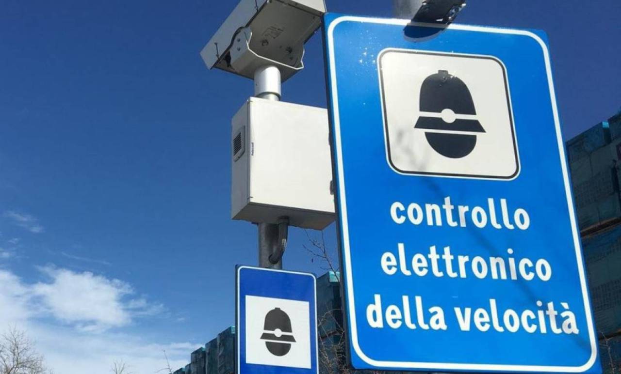Cartello autovelox e telecamera
