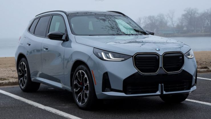 BMW iX3 parcheggiata