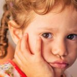 Bambina-imbronciata-Foto-di-Thgusstavo-Santana-da-Pexels-MobiltiàSostenibile