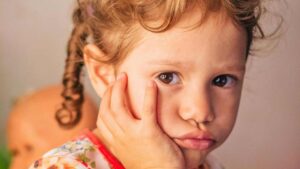 Bambina-imbronciata-Foto-di-Thgusstavo-Santana-da-Pexels-MobiltiàSostenibile