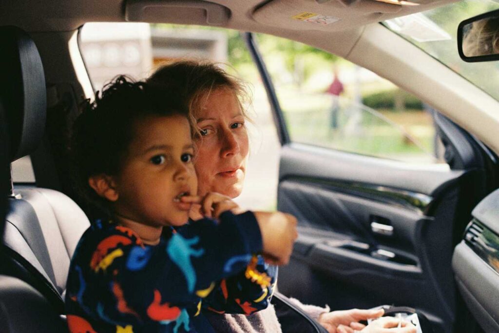Mamma in auto con suo figlio
