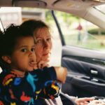 Mamma in auto con suo figlio
