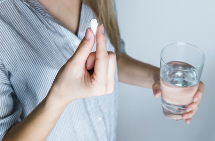 Donna che assume un Brufen