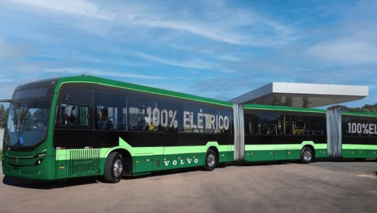Bus elettrico Volvo in strada