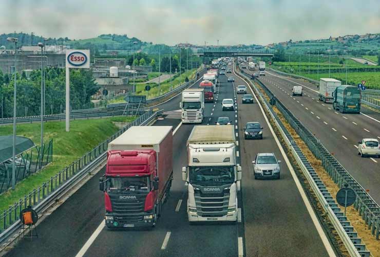 Camion-su-strada-Foto-di-Sabine-da-Pixabay-MobilitàSostenibile.it