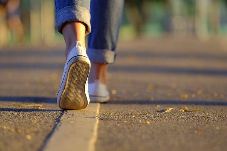 Persona che cammina in strada