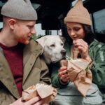 Cane-in-auto-Foto-di-cottonbro-studio-da-Pexels-MobilitàSostenibile