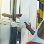 Uomo che paga al casello autostradale