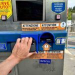 Uomo che paga al casello autostradale