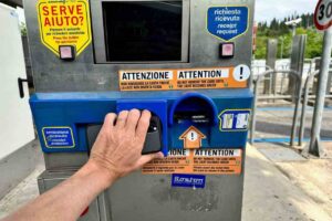 Uomo che paga al casello autostradale